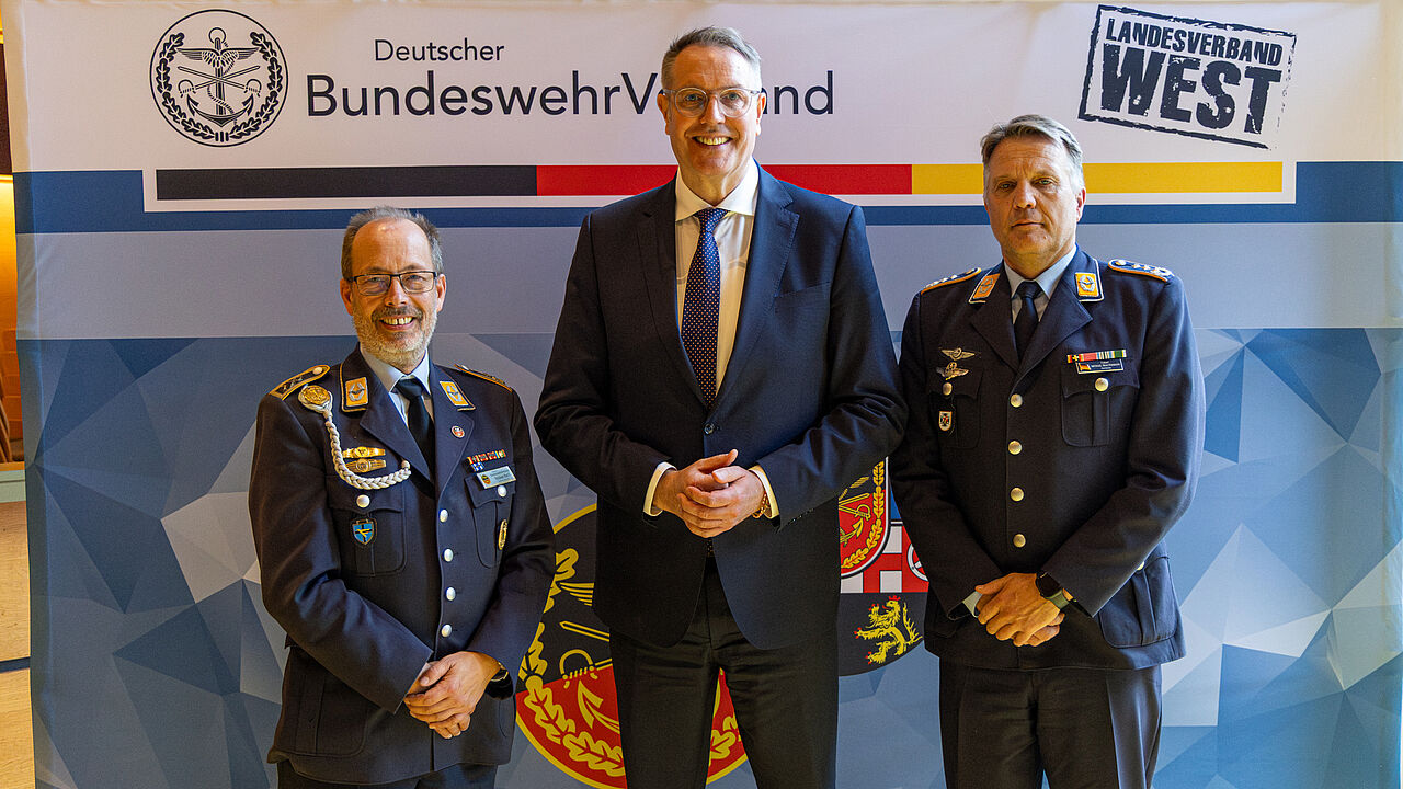 Beim Jahresempfang in Koblenz: Der Landesvorsitzende, Stabsfeldwebel Volker Keil (v.l.), mit dem Ministerpräsidenten von Rheinland-Pfalz, Alexander Schweitzer (SPD), und dem Kommandeur Landeskommando Rheinland-Pfalz, Oberst Michael Trautermann. Foto: DBwV/Sarina Flachsmeier