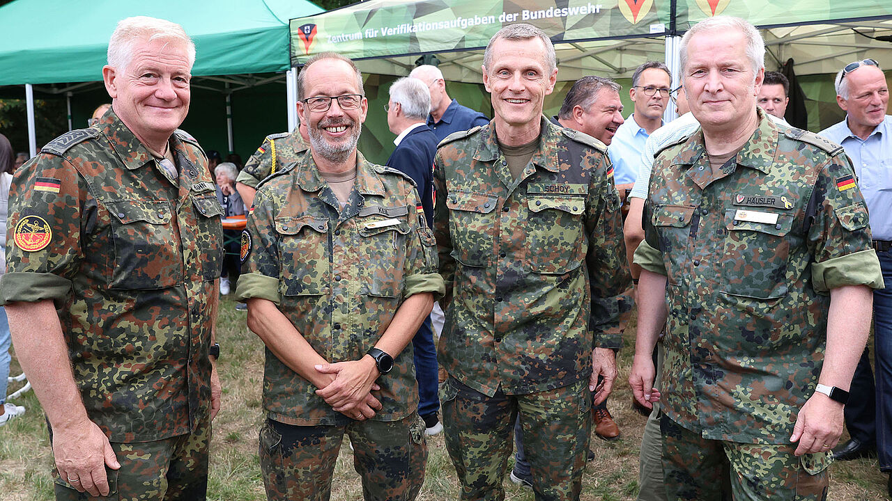 In Geilenkirchen: Der Kommandeur ZVBw, Brigadegeneralgeneral Michael Schoy (2.v.r.), mit den Gästen des DBwV: Oberstabsfeldwebel Uwe Hahn ((v.r.n.l.), Stabsfeldwebel Volker Keil und Hauptmann a.D. André Häusler. Foto: Bundeswehr/Svenja Korall