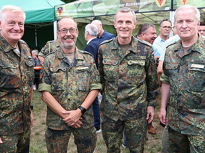 In Geilenkirchen: Der Kommandeur ZVBw, Brigadegeneralgeneral Michael Schoy (2.v.r.), mit den Gästen des DBwV: Oberstabsfeldwebel Uwe Hahn ((v.r.n.l.), Stabsfeldwebel Volker Keil und Hauptmann a.D. André Häusler. Foto: Bundeswehr/Svenja Korall