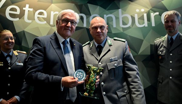 Bundespräsident Frank-Walter Steinmeier zu Besuch im Veteranenbüro der Bundeswehr, rechts im Bild Oberstleutnant Michael Krause, Leiter des Veteranenbüros. Foto: picture alliance/via REUTERS/JOHN MACDOUGALL