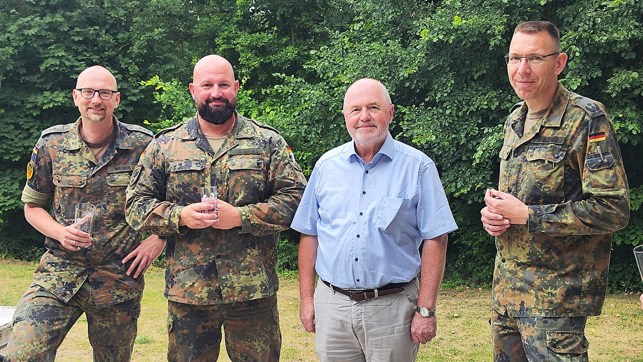 Das ehemalige Bundesvorstandsmitglied Hans-Jürgen Schrader (2.v.r.) im Austausch mit dem Bezirksvorsitzenden und dem TruKa-Vorstand. Foto: DBwV/Hellmund