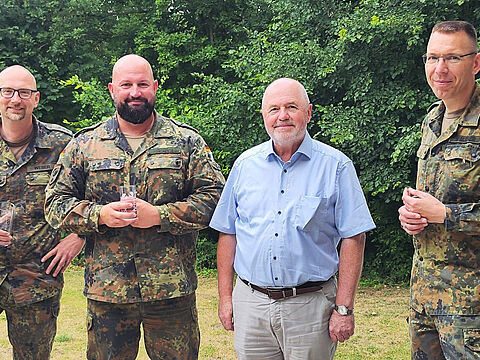Das ehemalige Bundesvorstandsmitglied Hans-Jürgen Schrader (2.v.r.) im Austausch mit dem Bezirksvorsitzenden und dem TruKa-Vorstand. Foto: DBwV/Hellmund