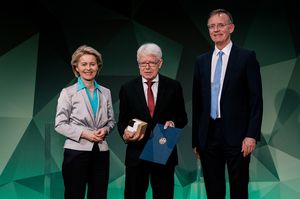 BVB-Präsident Reinhard Rauball (M.) erhielt die Auszeichnung aus den Händen von Verteidigungsministerin Ursula von der Leyen und Gerd Landsberg, Hauptgeschäftsführer des Deutschen Städte- und Gemeindetags. Foto: DBwV/Scheurer