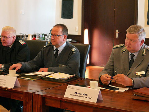 Thomas Behr (r.) verfolgt die angeregte Diskussion der Mandatsträger. Foto: DBwV