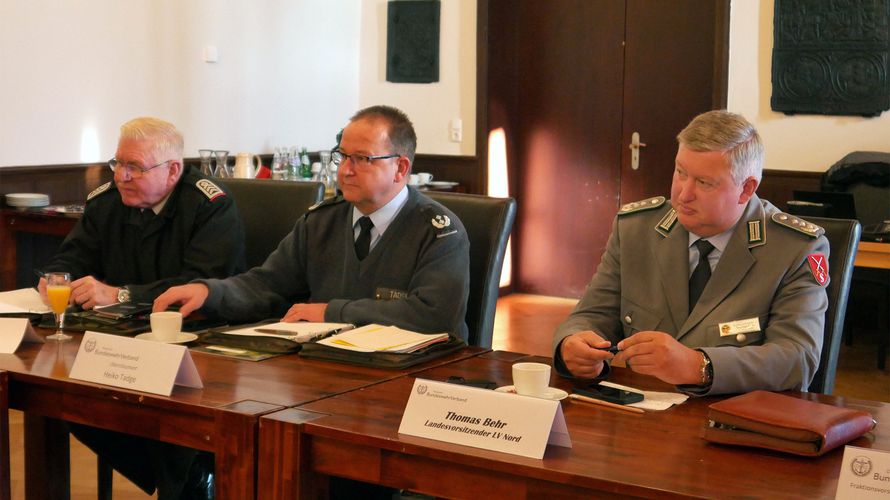 Thomas Behr (r.) verfolgt die angeregte Diskussion der Mandatsträger. Foto: DBwV