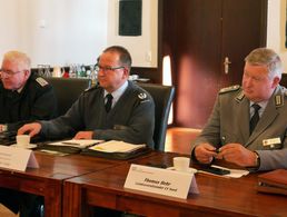 Thomas Behr (r.) verfolgt die angeregte Diskussion der Mandatsträger. Foto: DBwV