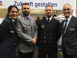 Jürgen Görlich (r.) nutzte die Gelegenheit zum Gespräch mit Vorstandsmitgliedern des Vereins Deutscher Soldat e.V., darunter die Vorsitzende Nariman Reinke und Schatzmeister Robert Kontny (2.v.l.). Foto: Görlich