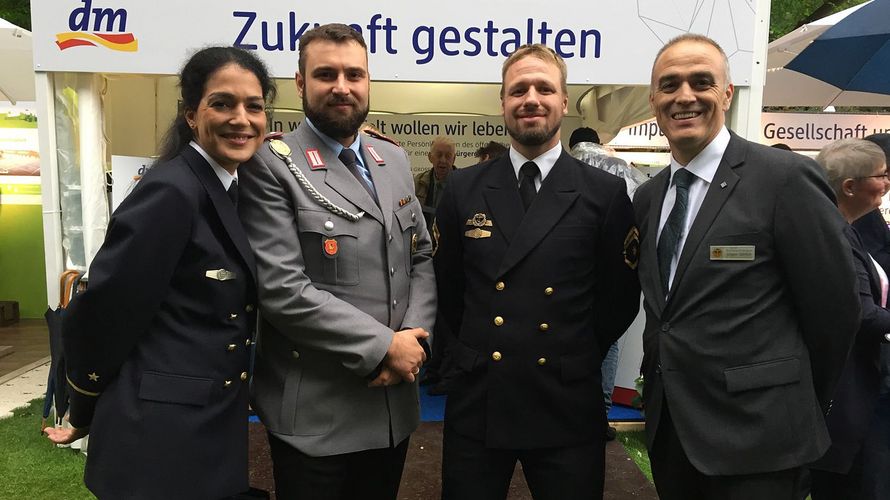 Jürgen Görlich (r.) nutzte die Gelegenheit zum Gespräch mit Vorstandsmitgliedern des Vereins Deutscher Soldat e.V., darunter die Vorsitzende Nariman Reinke und Schatzmeister Robert Kontny (2.v.l.). Foto: Görlich