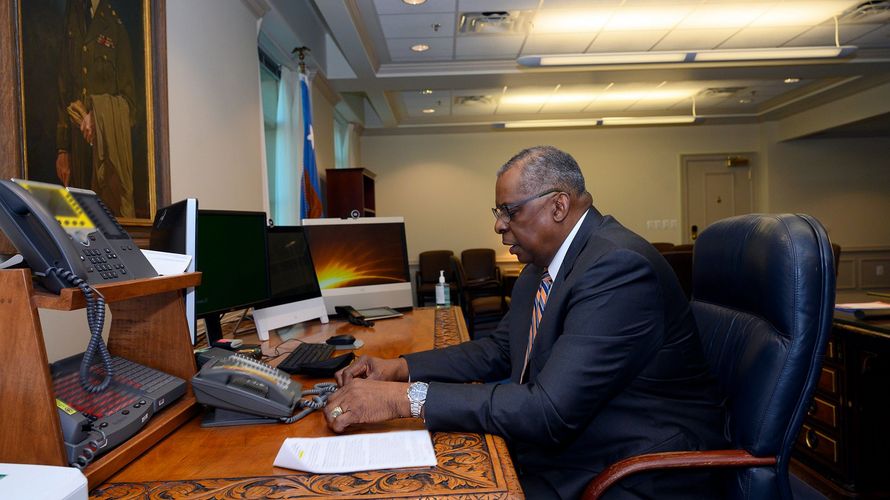 Das erste dienstliche Telefonat in seiner neuen Funktion als US-Verteidigungsminister führte Lloyd Austin mit Nato-Generalsekretär Jens Stoltenberg. Foto: Twitter-Account Lloyd Austin