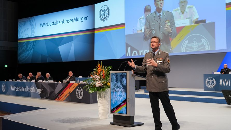 Oberstleutnant André Wüstner eröffnete die 21. Hauptversammlung des DBwV in Berlin. Foto: Mario Firyn