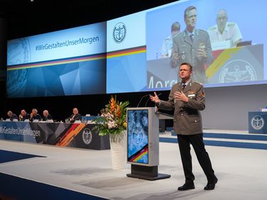 Oberstleutnant André Wüstner eröffnete die 21. Hauptversammlung des DBwV in Berlin. Foto: Mario Firyn