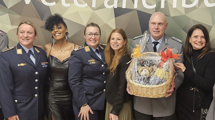 Für die Leitung des Veteranenbüros gab es es ein kleines Präsent des Deutschen BundeswehrVerbandes zum Geburtstag. Foto: DBwV