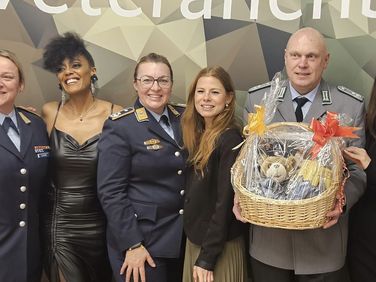 Für die Leitung des Veteranenbüros gab es es ein kleines Präsent des Deutschen BundeswehrVerbandes zum Geburtstag. Foto: DBwV
