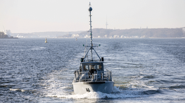 Ferngelenkt folgt das unbemannte Simulationsboot "Seehund" der "Grömitz" durch die Kieler Förde. Foto: DBwV/Yann Bombeke
