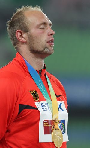 Robert Harting mit der Goldmedaille bei der Siegerehrung. Foto: DPA