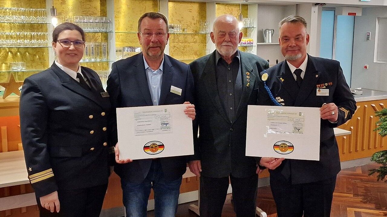 Kapitänleutnant Christine Weidner (Vorsitzende StOKa Wilhelmshaven, von links), Rolf Hesselbart (Vorsitzender ambulanter Hospizdienst WHV/FRI), Oberstabsbootsmann a.D. Detlef Dreyer (Kassenwart StOKa) und Oberbootsmann Jens Wohlgemuth (stvell. Vorsitzender StOKa und stellv. Vorsitzender Marine im DBwV). Foto: DBwV