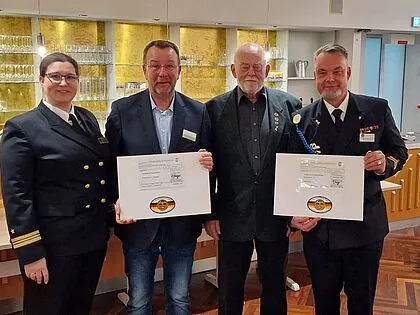 Kapitänleutnant Christine Weidner (Vorsitzende StOKa Wilhelmshaven, von links), Rolf Hesselbart (Vorsitzender ambulanter Hospizdienst WHV/FRI), Oberstabsbootsmann a.D. Detlef Dreyer (Kassenwart StOKa) und Oberbootsmann Jens Wohlgemuth (stvell. Vorsitzender StOKa und stellv. Vorsitzender Marine im DBwV). Foto: DBwV