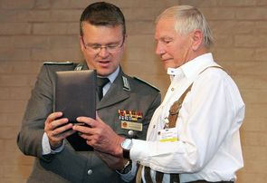 Hauptmann a.D. Heinrich Herbort erhält die Verbandsplakette als Dank für seinen Einsatz als Beauftragter für Beteiligungsrecht. Foto: DBwV/ Ingo Kaminsky