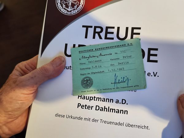 Mit seinem ersten Mitgliedsausweis hatte Peter Dahlmann ein fast schon historisches Dokument mit zur Mitgliederversammlung gebracht. Foto: Norbert Müller