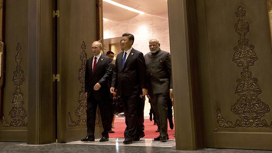 Russlands Präsident Wladimir Putin, der chinesische Präsident Xi Jinping und der indische Premierminister Narendra Modi (v.l.) Foto: picture alliance/AP Photo