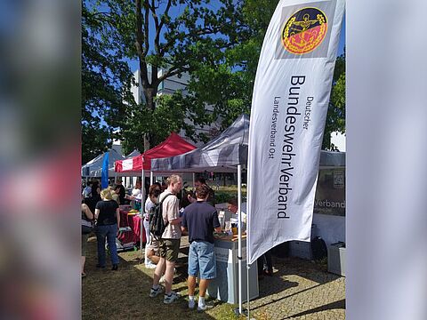 Auch beim Sommerfest des Bundeswehrkrankenhauses in Berlin war der DBwV mit einem Informationsstand vertreten. Foto: Christian Weber