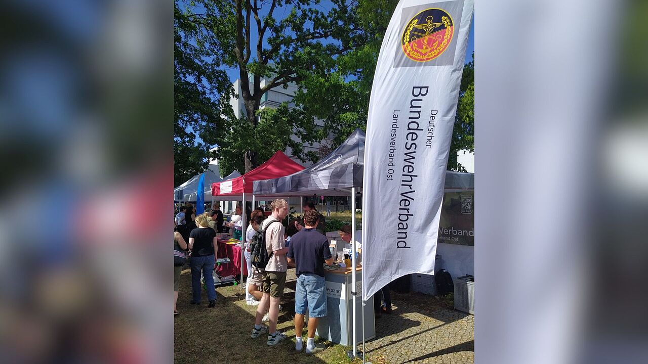 Auch beim Sommerfest des Bundeswehrkrankenhauses in Berlin war der DBwV mit einem Informationsstand vertreten. Foto: Christian Weber