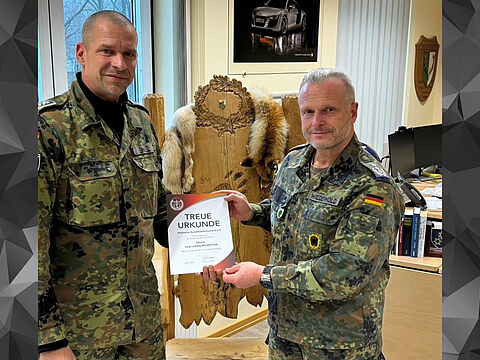 Nico Engel (l.) nahm die Ehrung von Ludwig Wiederhold vor. Foto: LV Nord