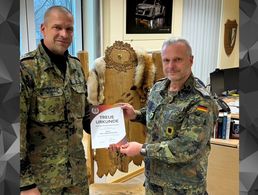 Nico Engel (l.) nahm die Ehrung von Ludwig Wiederhold vor. Foto: LV Nord