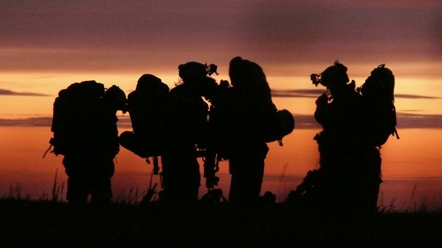Ein Trupp Spezialkräfte bei Sonnenaufgang. Der DBwV steht im Jahr der Bundestagswahl besonders eng zusammen Foto: Bundeswehr