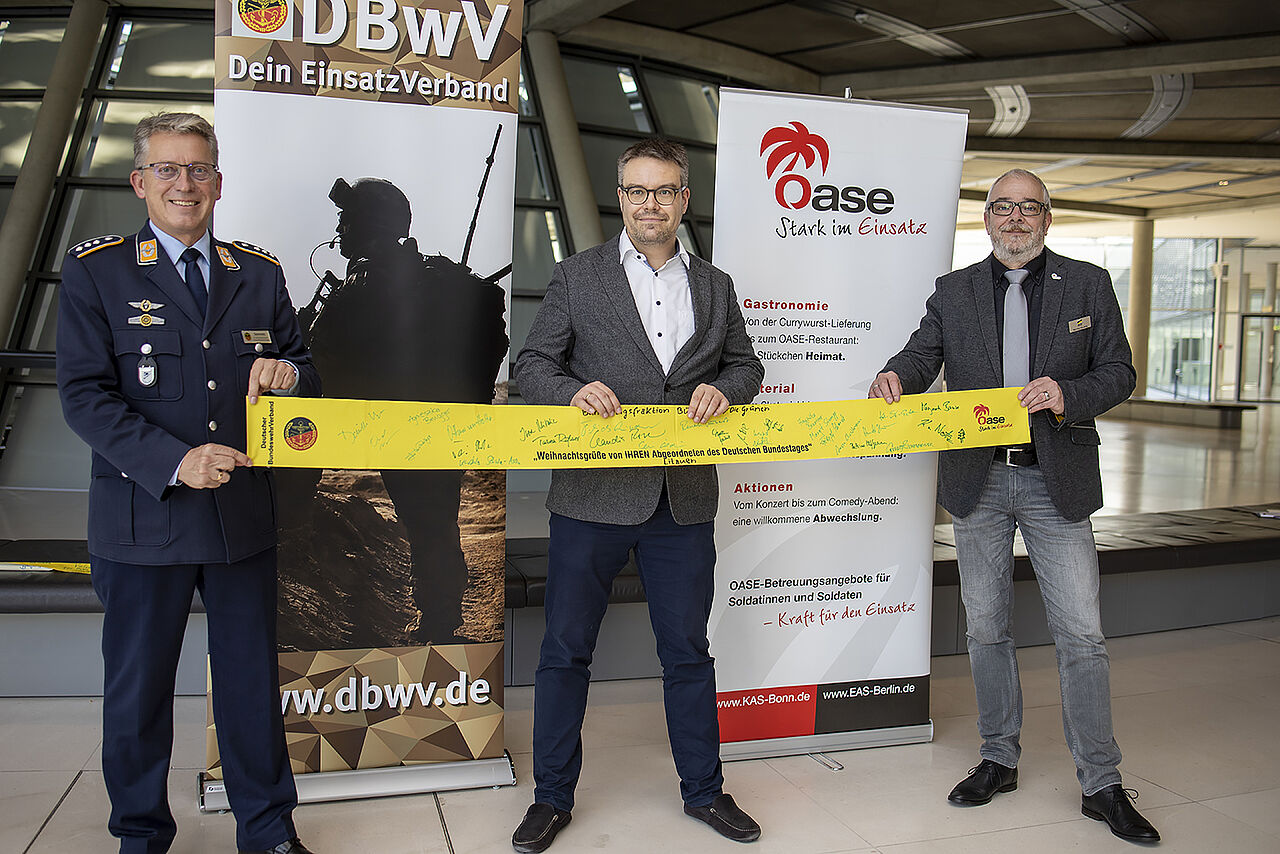 Tobias Lindner (M., Bündnis 90/Die Grünen) mit Hauptmann Andreas Steinmetz und Henning Klausing. Foto: DBwV/Yann Bombeke