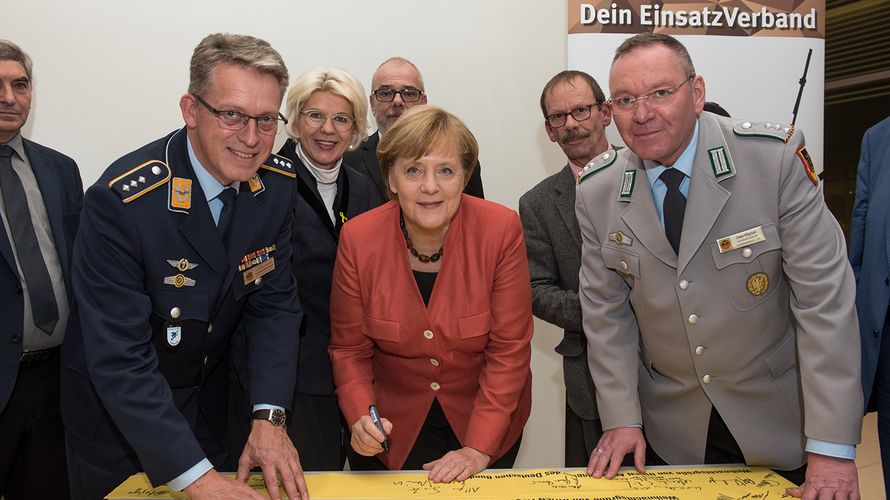 Auch Bundeskanzlerin Angela Merkel (CDU) unterzeichnete im Beisein des Zweiten Stellvertreters des Bundesvorsitzenden, Hauptmann Andreas Steinmetz (l.), und dem Landesvorsitzenden Ost, Hauptmann a.D. Uwe Köpsel, die Gelben Schleifen Foto: Scheurer