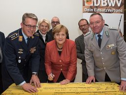 Auch Bundeskanzlerin Angela Merkel (CDU) unterzeichnete im Beisein des Zweiten Stellvertreters des Bundesvorsitzenden, Hauptmann Andreas Steinmetz (l.), und dem Landesvorsitzenden Ost, Hauptmann a.D. Uwe Köpsel, die Gelben Schleifen Foto: Scheurer