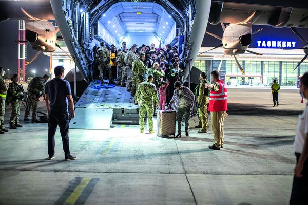 Ankunft eines Evakuierungsfluges aus Kabul in Taschkent. Foto: Bundeswehr/Tessensohn