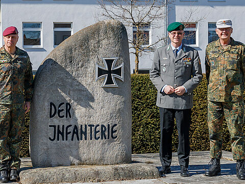 Der Bundesvorsitzende Oberst André Wüstner dankte dem scheidenden Kommandeur der Infanterieschule und General der Infanterie Brigadegenaral Michael Matz und wünschte Brigadegeneral Andreas Steinhaus als neuem Kommandeur Fortune für die neue Aufgabe. Foto: Christoph Orth