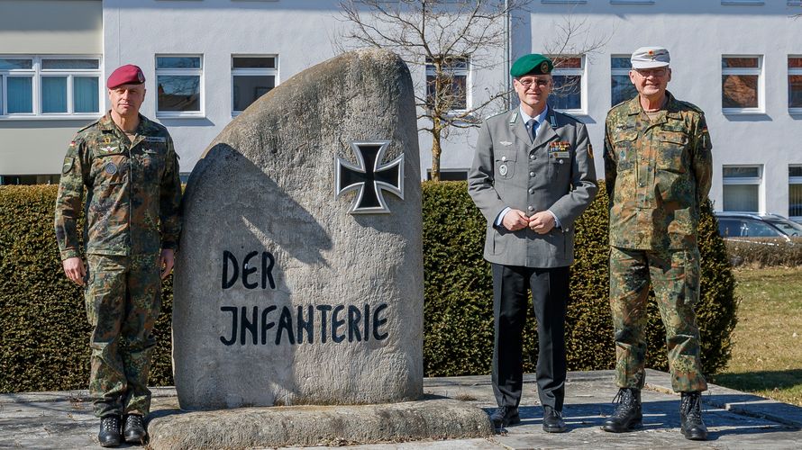 Der Bundesvorsitzende Oberst André Wüstner dankte dem scheidenden Kommandeur der Infanterieschule und General der Infanterie Brigadegenaral Michael Matz und wünschte Brigadegeneral Andreas Steinhaus als neuem Kommandeur Fortune für die neue Aufgabe. Foto: Christoph Orth