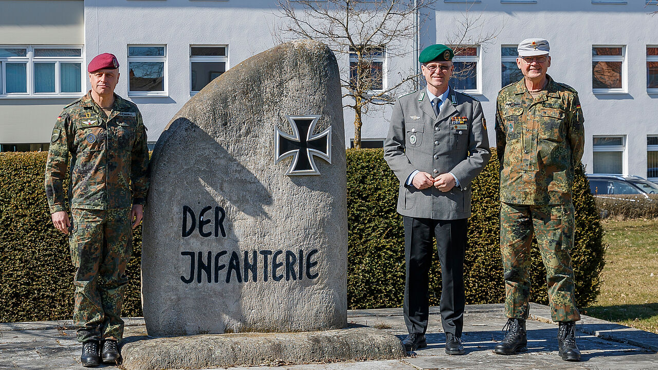 Der Bundesvorsitzende Oberst André Wüstner dankte dem scheidenden Kommandeur der Infanterieschule und General der Infanterie Brigadegenaral Michael Matz und wünschte Brigadegeneral Andreas Steinhaus als neuem Kommandeur Fortune für die neue Aufgabe. Foto: Christoph Orth