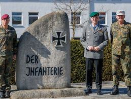 Der Bundesvorsitzende Oberst André Wüstner dankte dem scheidenden Kommandeur der Infanterieschule und General der Infanterie Brigadegenaral Michael Matz und wünschte Brigadegeneral Andreas Steinhaus als neuem Kommandeur Fortune für die neue Aufgabe. Foto: Christoph Orth