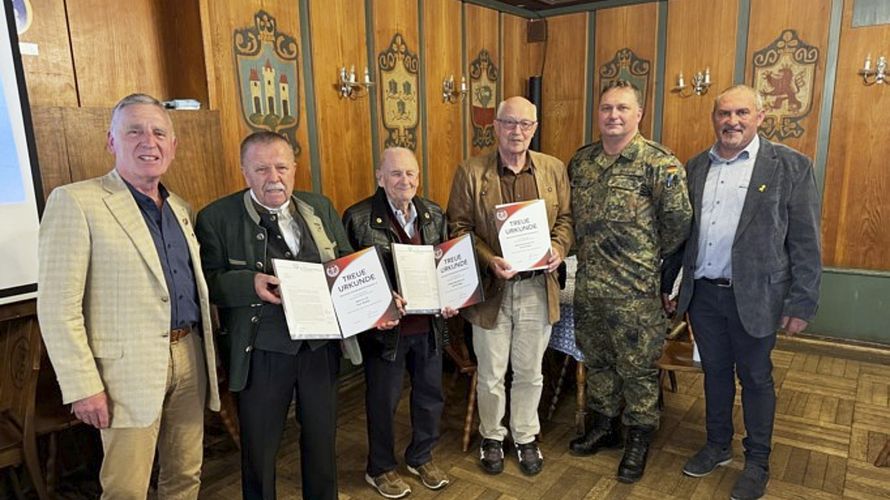Ehrung langjähriger Mitglieder der Kameradschaft ERH München durch den Vorsitzenden Hubert Reiter und Landesvorsitzenden Josef Rauch, hier Oberst a.D. Karl Walter, Stabsfeldwebel a.D. Alfred Kegel, Oberstleutnant a.D. Josef Zeitler, Hauptmann d.R. Sebastian Raguse.