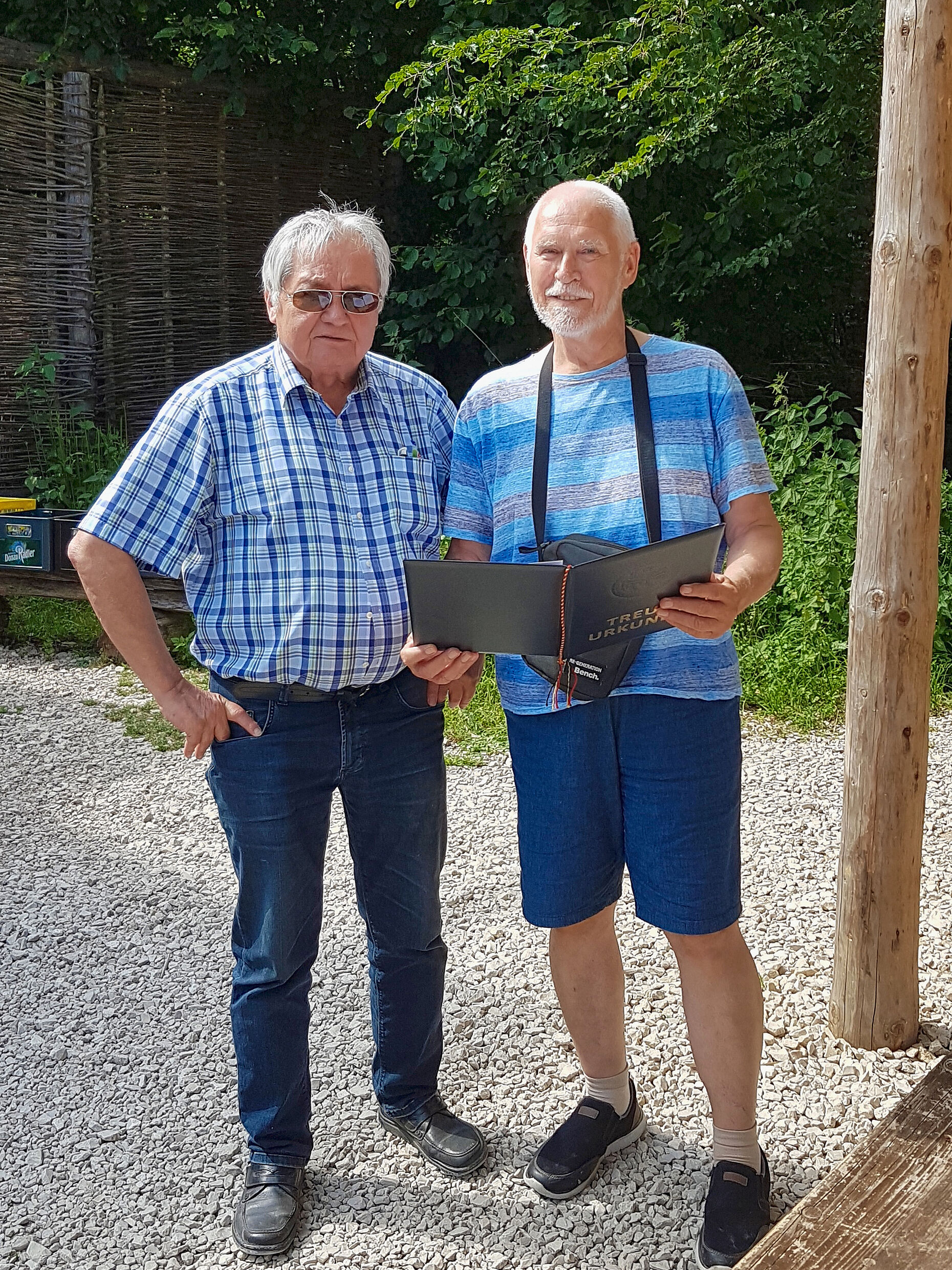 Vorsitzender Stabsfeldwebel a.D. Roland Richter überreichte inmitten der mittelalterlichen Kulisse Oberstleutnant a.D. Dieter Nörz die Treueurkunde. Foto: Roland Stengl