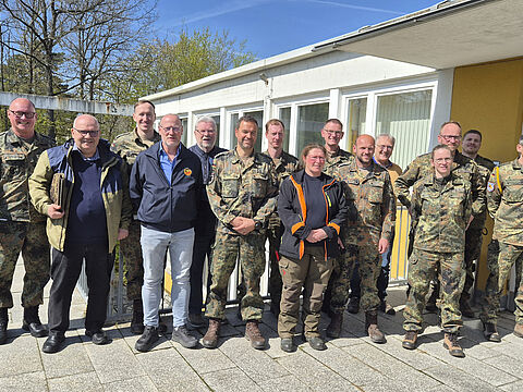 Vorsitzender Hauptmann Bernd Link (6.v.on links) sieht den StoKa-Vorstand Würzburg‑Veitshöchheim nach der Wahl gut gerüstet für die kommenden Aufgaben. Foto: Roland Stengl