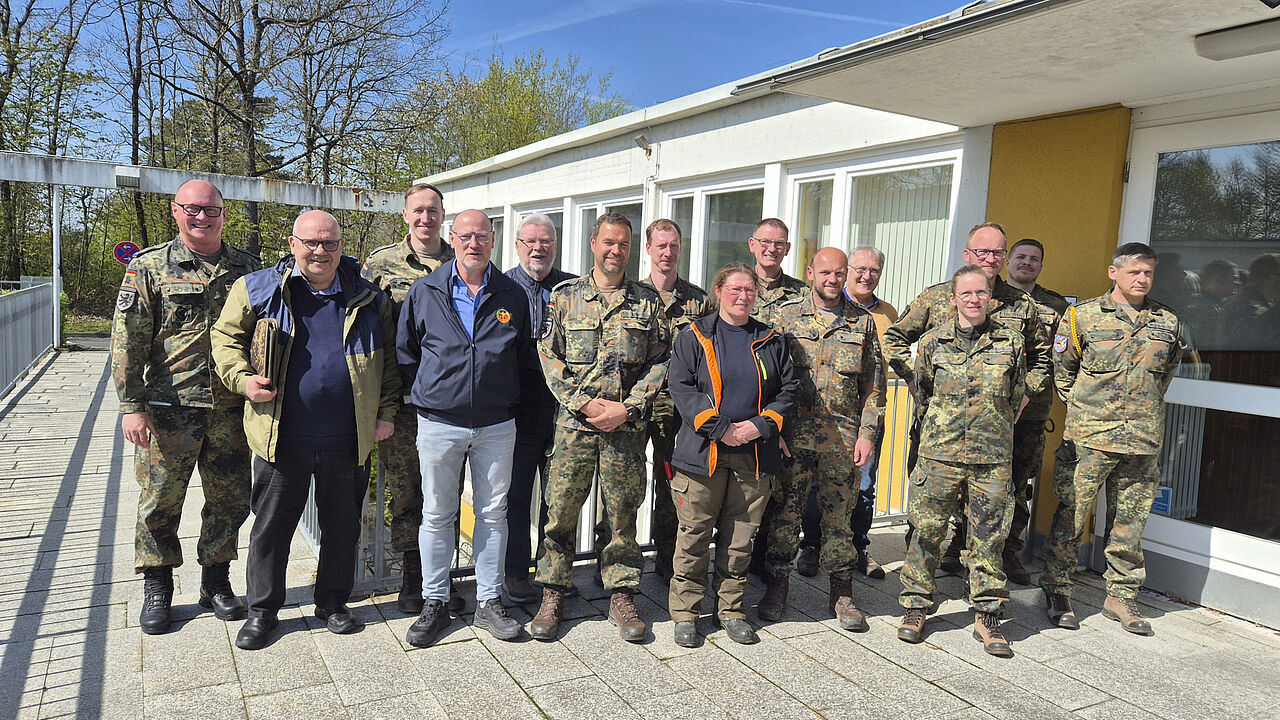 Vorsitzender Hauptmann Bernd Link (6.v.on links) sieht den StoKa-Vorstand Würzburg‑Veitshöchheim nach der Wahl gut gerüstet für die kommenden Aufgaben. Foto: Roland Stengl