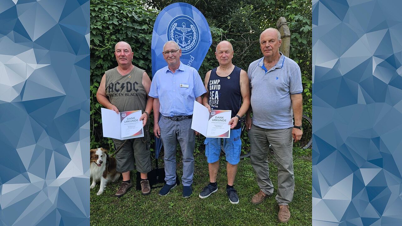 Zum 30-jährigen Jubiläum der sKERH Dessau-Roßlau hatte der Vorsitzende ERH im Landesverband Ost, Frank Udo Reiche (2. vl) zwei Auszeichnungen für Gert-Roland Stein sowie Lothar Meding (l u. r neben Reiche) mitgebracht, die er gemeinsam mit dem Vorsitzenden Roland Büchner aushändigen konnte. Foto: Frank Körting