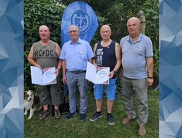 Zum 30-jährigen Jubiläum der sKERH Dessau-Roßlau hatte der Vorsitzende ERH im Landesverband Ost, Frank Udo Reiche (2. vl) zwei Auszeichnungen für Gert-Roland Stein sowie Lothar Meding (l u. r neben Reiche) mitgebracht, die er gemeinsam mit dem Vorsitzenden Roland Büchner aushändigen konnte. Foto: Frank Körting