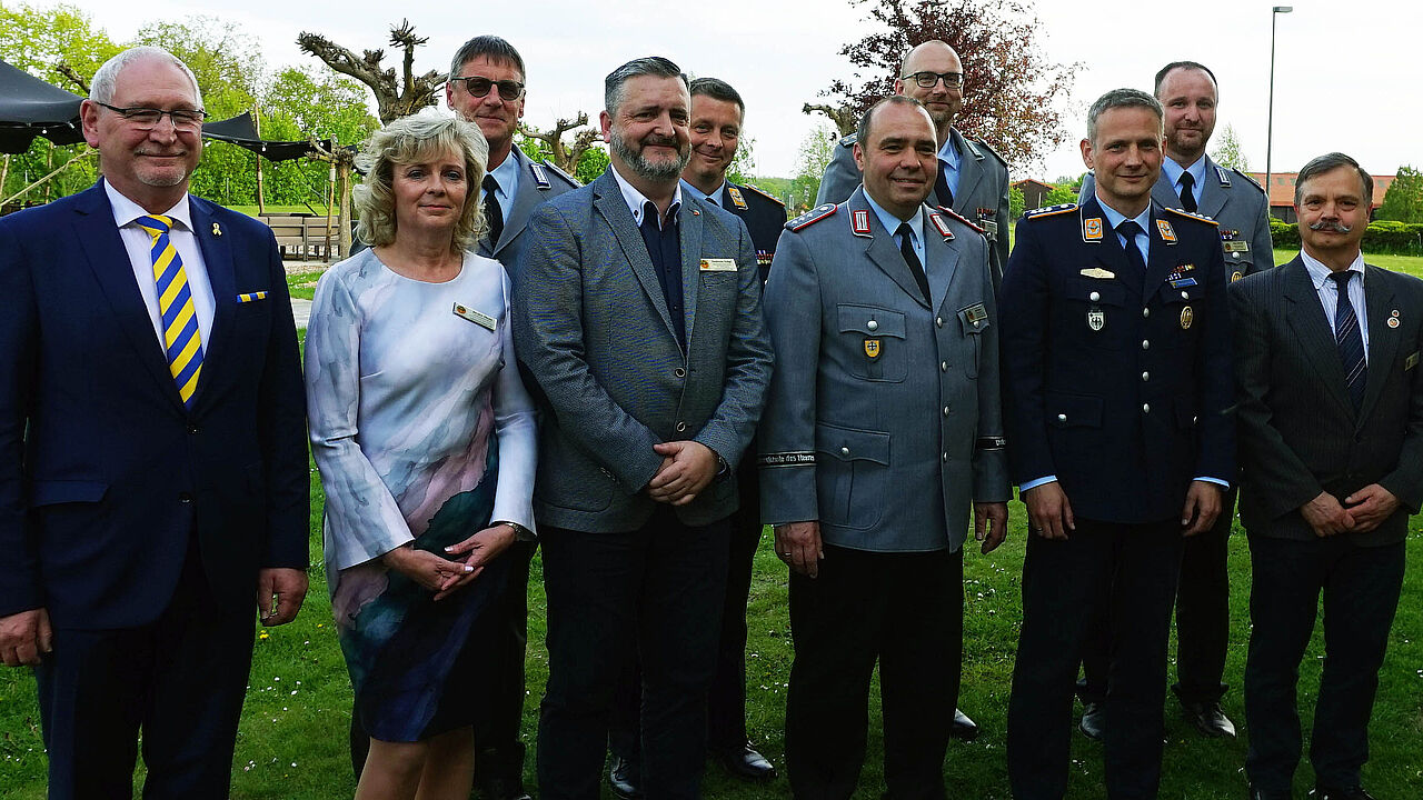 Der neue Vorstand des Landesverbands Ost: Frank Udo Reiche, Beate Osan, Christian Pospischil, Andreas Voigt, Marko Germer, Ralf Baasch, Christian Weber, Alexander Dreiser, Tino Nicolai und Steffen Braun (v.l.) Foto: DBwV/Kruse