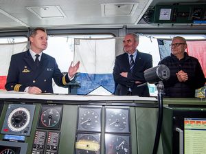 Auf der Brücke der "Berlin": Kommandant Fregattenkapitän Sven Hikele, Hans-Friedrich Müller, Vorsitzender des Freundeskreises, und Hertha-Präsident Werner Gegenbauer. Foto: Bombeke