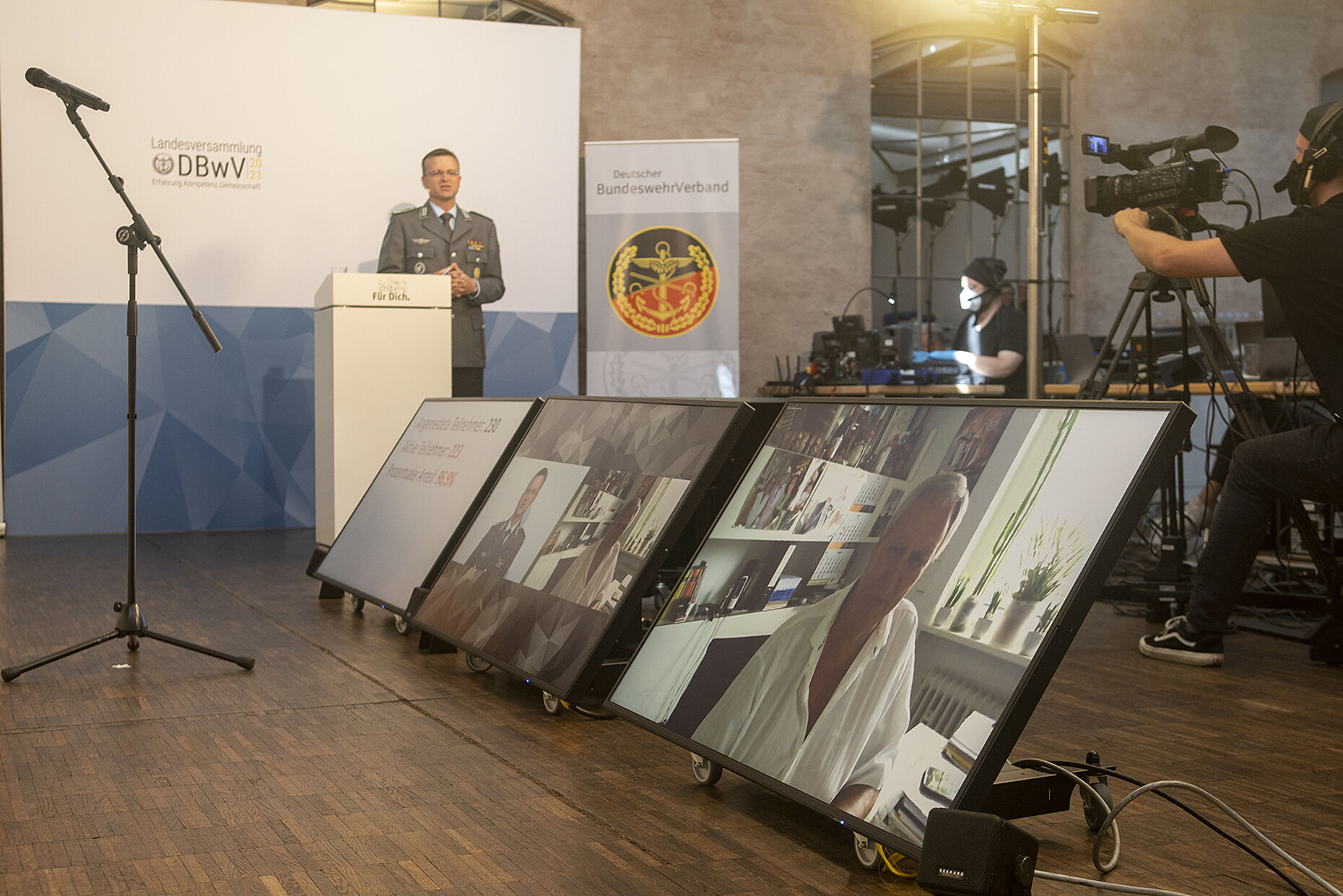 Ehrung digital: Oberstleutnant André Wüstner ehrte Stabsfeldwebel a.D. Charlie Boeg für seine langjährige Verbandszugehörigkeit. Foto: DBwV/Yann Bombeke