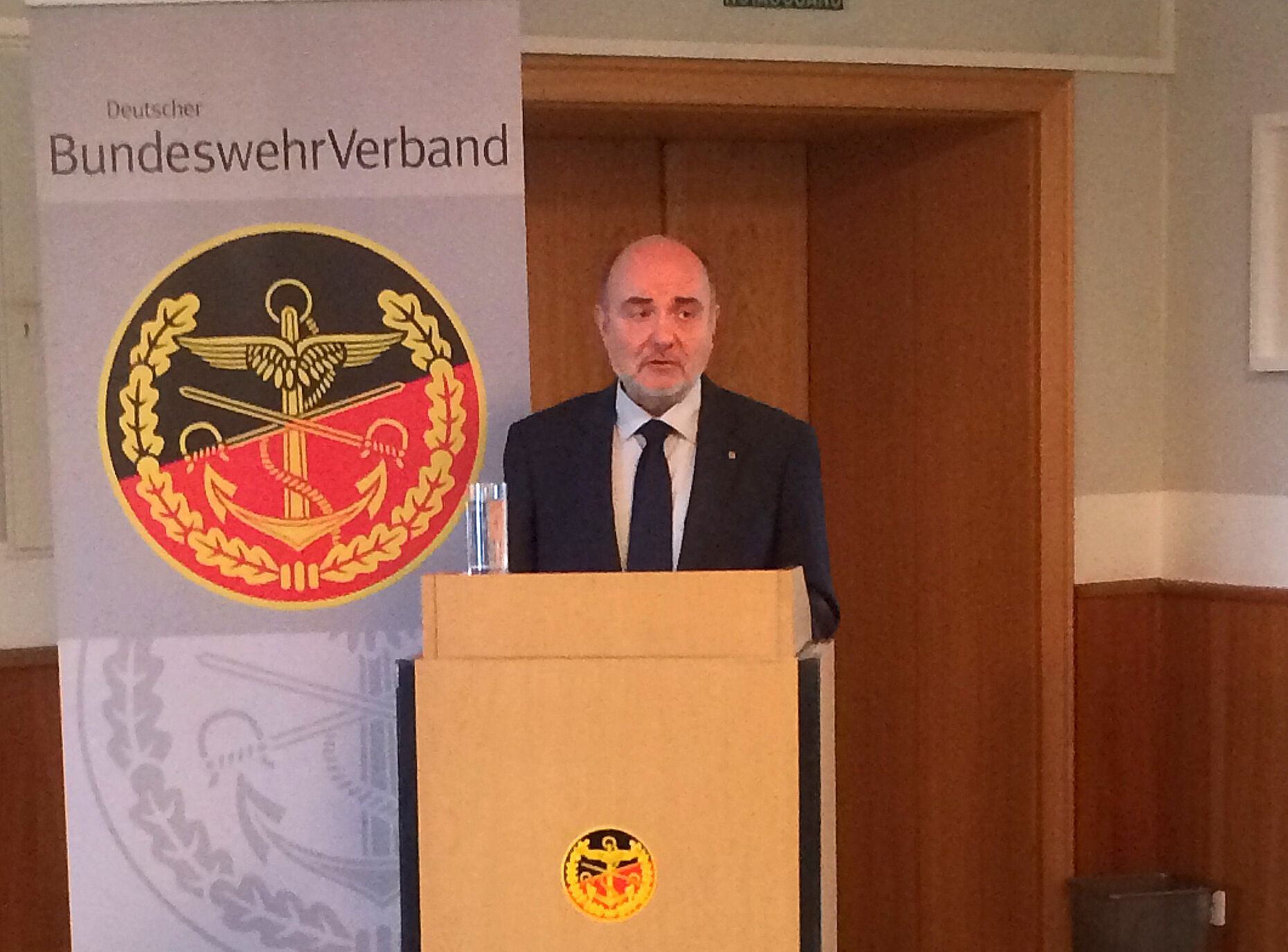 Abteilungspräsident Wolfram Geier stellte den Bevölkerungsschutz und die Schnittstellen zu den Streitkräften dar. Foto: DBwV/R. Sippmamm