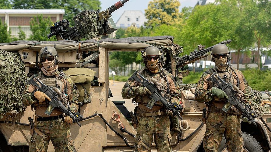 Verteidigungsministerin Annegret Kramp-Karrenbauer (CDU) hatte Ende Juni angekündigt, das KSK nach einer Serie rechtsextremer Vorfälle grundlegend umzustrukturieren und die 2. Kompanie aufzulösen. Foto: Bundeswehr/Christian Thiel 