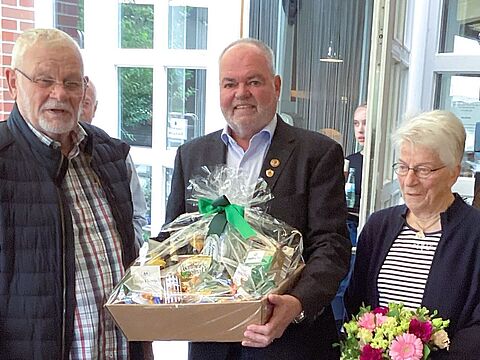 Wilhelm Helwig (von links), Peter Pfaff und Marlene Helwig, Ehefrau des Gründungsmitglieds. Foto: DBwV