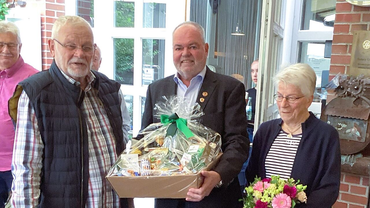 Wilhelm Helwig (von links), Peter Pfaff und Marlene Helwig, Ehefrau des Gründungsmitglieds. Foto: DBwV